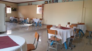 Se sirven desayunos, almuerzos y cenas; cocina local e internacional