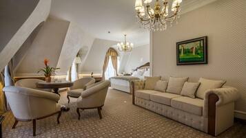 Studio, Balcony | Minibar, in-room safe, desk, laptop workspace