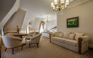 Minibar, caja de seguridad en la habitación y escritorio