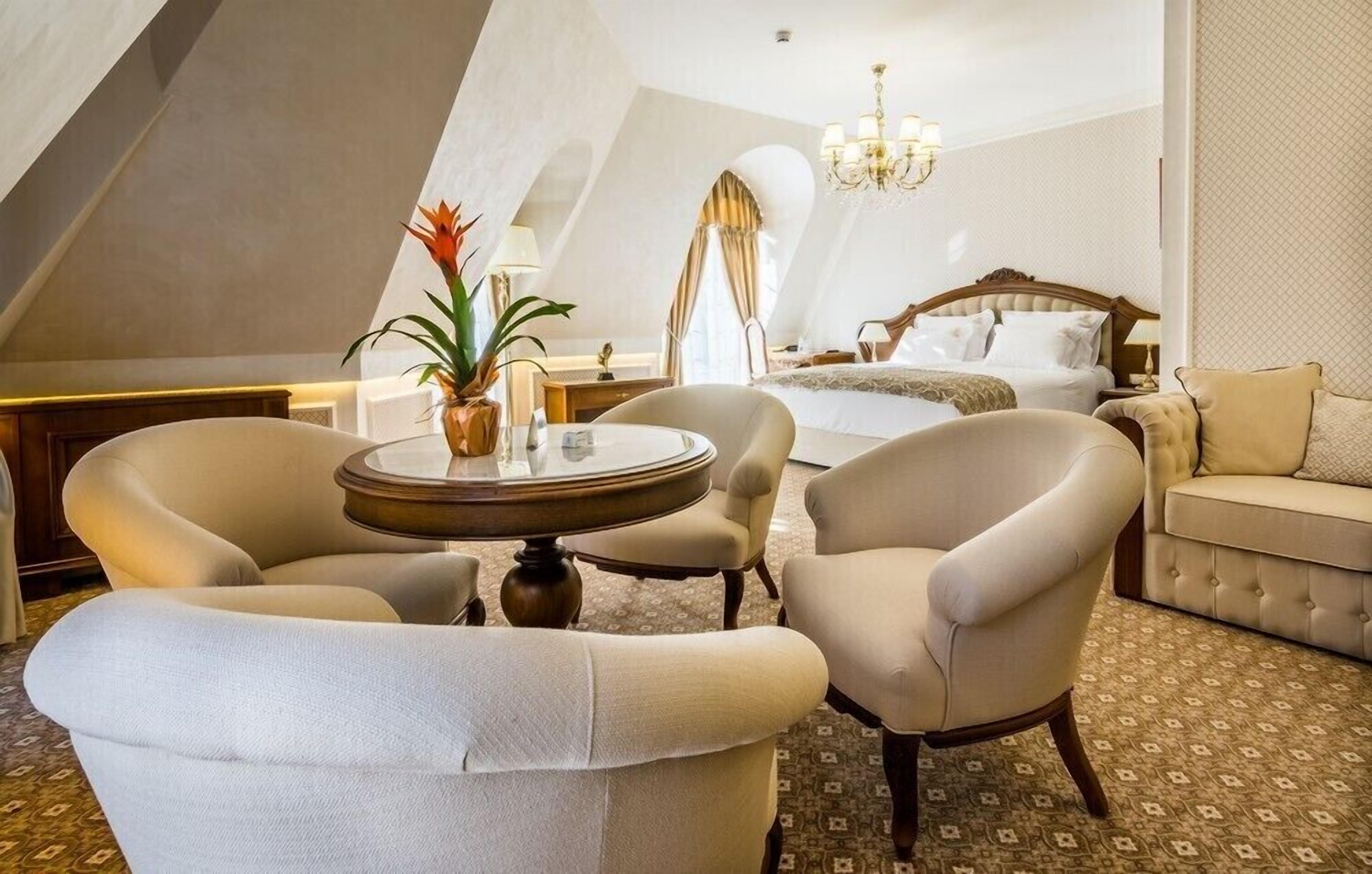 Estudio, balcón | Minibar, caja fuerte, escritorio y espacio para trabajar con un portátil