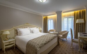 Dobbeltrom – deluxe, balkong | Minibar, safe på rommet, skrivebord og skrivebord for bærbar PC