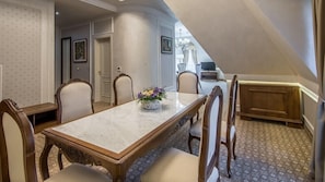 Apartamento, sacada | Área de estar | TV de tela plana