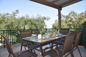 Outdoor dining - Olivella Villas by Vatos (Zakynthos)