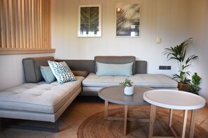 Villa Deluxe, 2 habitaciones, vistas al mar | Zona de estar | Una televisión