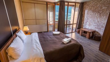 Blackout drapes, soundproofing, free WiFi