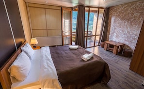 Blackout drapes, soundproofing, free WiFi - Hotel Banguriani (Mestia)