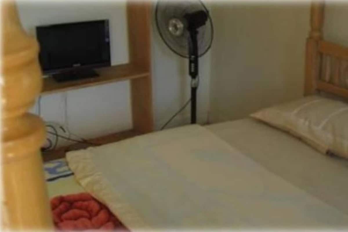 Habitación individual | Ropa de cama de alta calidad, decoración personalizada y escritorio