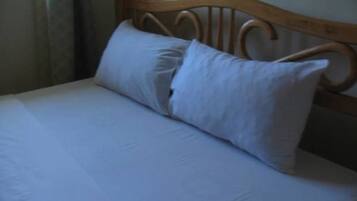 Luxe beddengoed, individueel gedecoreerd, een bureau, een laptopwerkplek