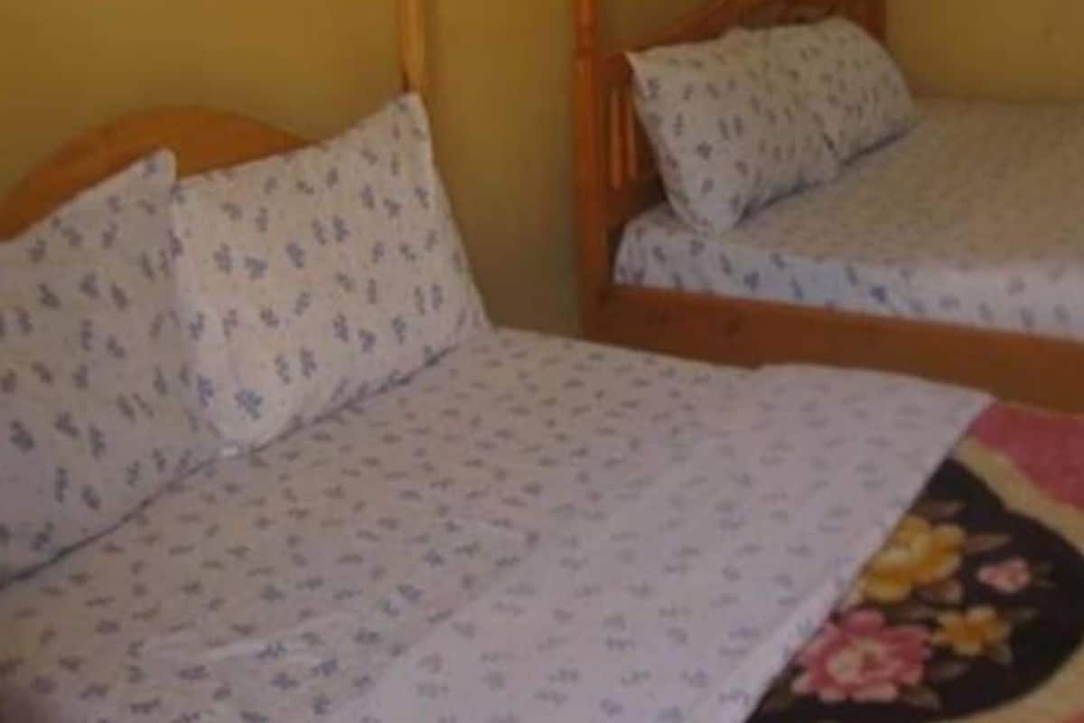 Habitación con 2 camas individuales | Ropa de cama de alta calidad, decoración personalizada y escritorio