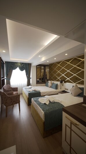 标准三人房, 城市景观 | 迷你吧、客房内保险箱、隔音、免费 WiFi