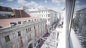Un bâtiment historique à l’architecture riche et élaborée, doté d’une cour intérieure et donnant sur une rue anim ée.