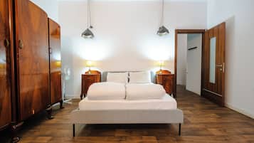 Setrika/meja setrika dan tempat tidur bayi (biaya tambahan)