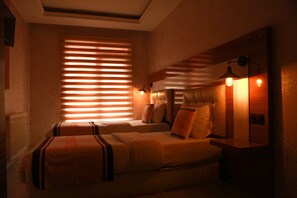 Suite, vista a la ciudad | Caja de seguridad en la habitación, escritorio y wifi gratis