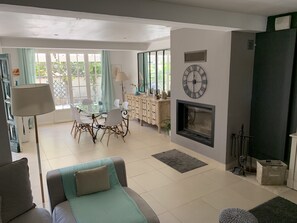 TV connectée, cheminée, jeux vidéo, lecteur de DVD