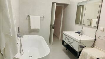 Classic Villa | Bathroom | Separate tub and shower, rainfall showerhead, free toiletries, towels