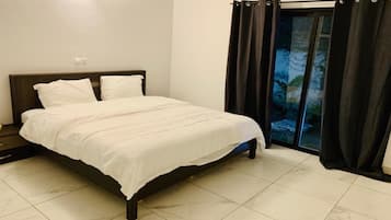 3 bedrooms, premium bedding, desk, blackout curtains