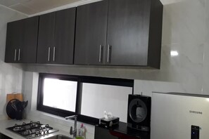 Classic Villa | Private kitchen | Full-sized fridge, microwave, oven, stovetop - Residence Jojo T4 (Abidjan)