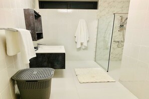 Biệt thự phong cách cổ điển | Phòng tắm | Bồn tắm và buồng tắm vòi sen riêng, vòi sen phun mưa 