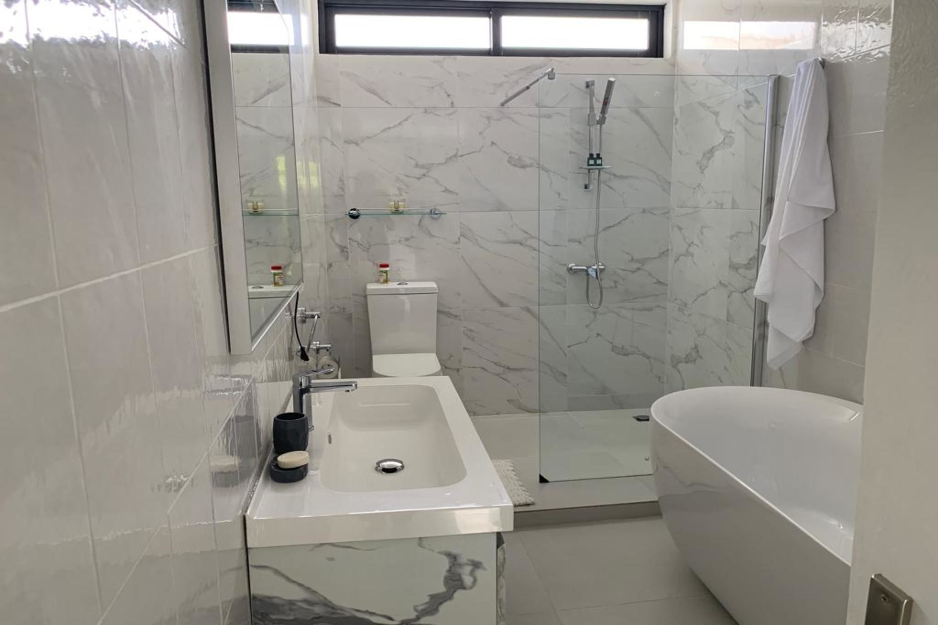 Classic Villa | Bathroom | Separate bathtub and shower, rainfall showerhead, free toiletries