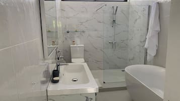 Classic Villa | Bathroom | Separate tub and shower, rainfall showerhead, free toiletries, towels