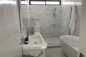 Villa Classic | Badrum | Badkar och dusch, regndusch, gratis toalettartiklar och handdukar