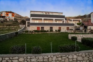 ด้านหน้าที่พัก