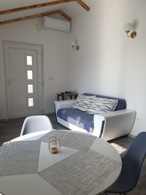 Apartamento, terraza, vistas al mar (7) | Sala de estar | Una televisión de pantalla plana