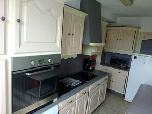 Réfrigérateur, micro-ondes, four, plaque de cuisson