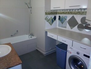 Bathtub, towels, soap, shampoo
