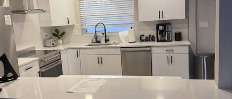 Refrigerador, microondas, horno, placa de cocina