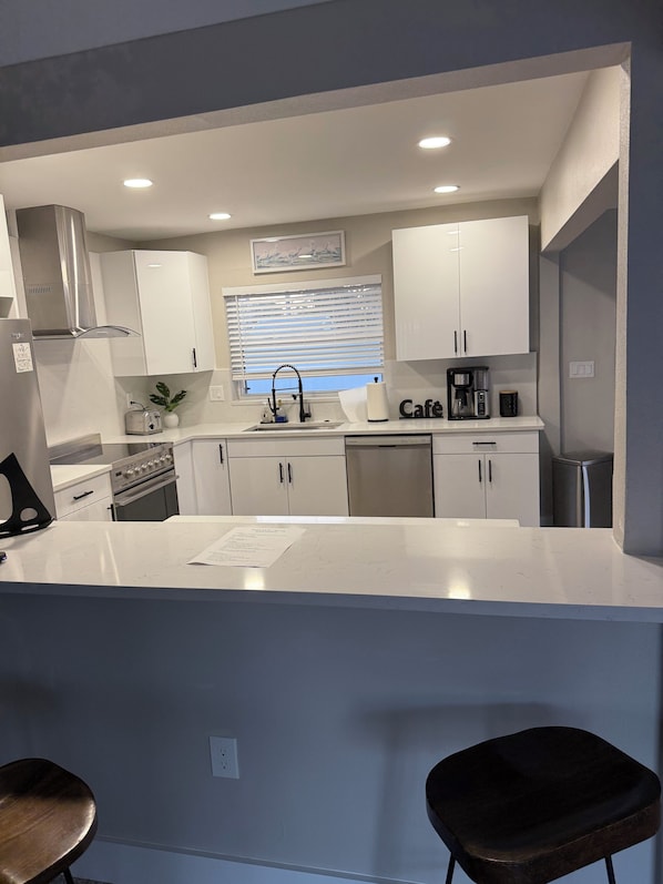 Frigorifero, microonde, forno, piano cottura