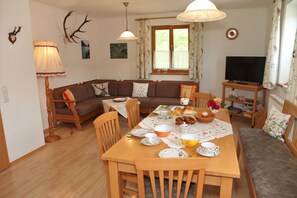 Dining - Vacation apartment 1 - Bocksleitnerhof (Wackersberg)
