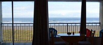 Oceanfront 4th floor, Corner Unit w/Balcony & Spectacular Ocean Views