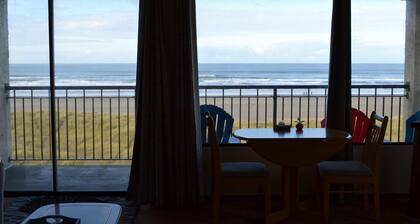 Oceanfront 4th floor, Corner Unit w/Balcony & Spectacular Ocean Views