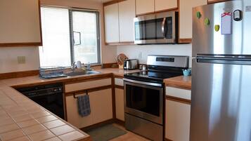 Fridge, oven, dishwasher, coffee/tea maker