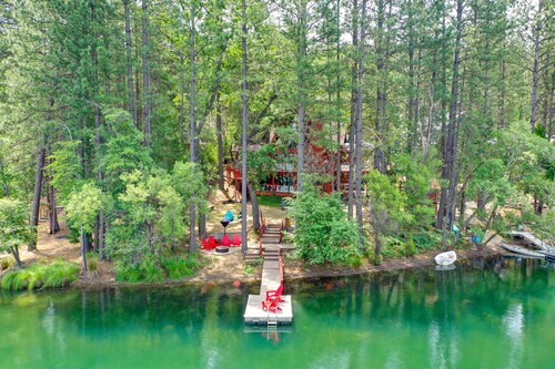 Game Room! Group Lake House, 25 Mi to Yosemite