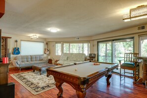 TV, fireplace, table tennis, books