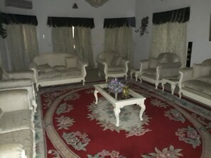 Coin salon dans le hall