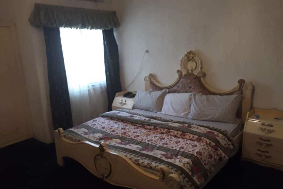 Royal kamer | 1 slaapkamer, een kluis op de kamer, een bureau, een laptopwerkplek