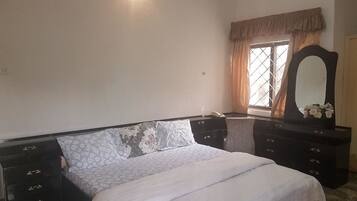 Executive Room | 1 bedroom, in-room safe, desk, laptop workspace