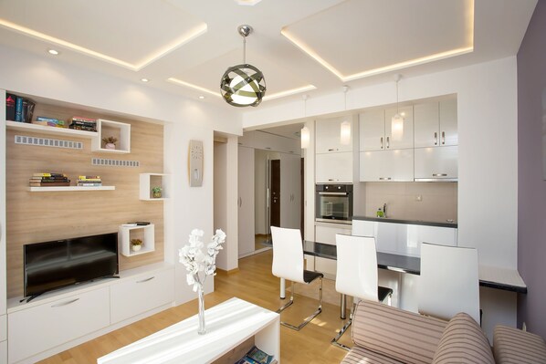 Apartamento romântico | Área de estar | TV de tela plana