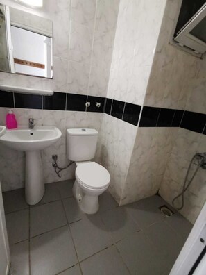 Pancuran mandi, kelengkapan dandanan diri percuma, pengering rambut 