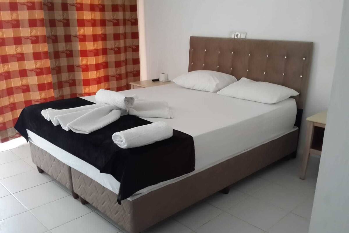 Standard Double Room | Desk, WiFi (free), bed sheets