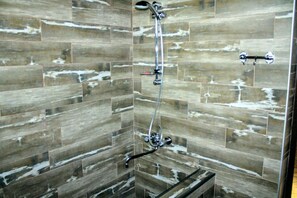 Dusche, Haartrockner, Seife, Shampoo