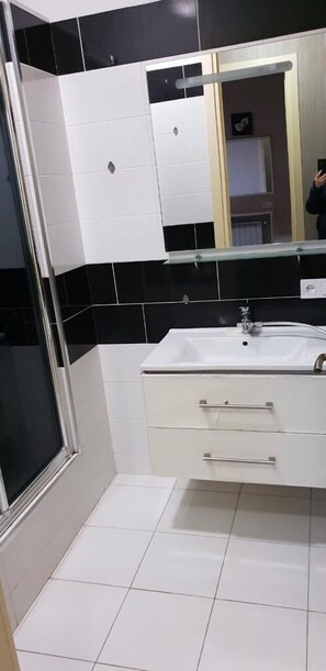 아파트 (8 Simon Kandelaki Str) | 욕실 | 샤워기/욕조 결합, 무료 세면용품, 헤어드라이어, 타월