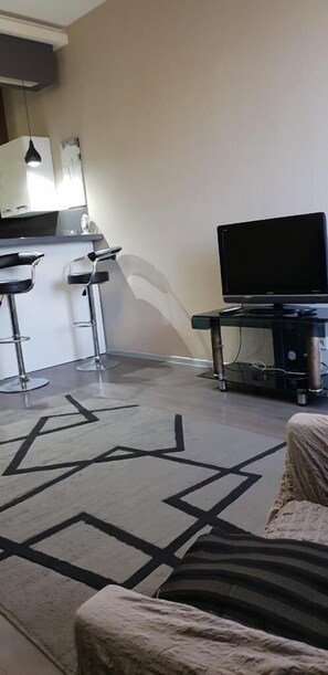 Lägenhet (8 Simon Kandelaki Str) | Skrivbord, strykjärn/strykbräda, gratis wi-fi och sängkläder