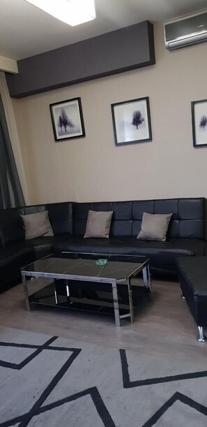 Lägenhet (8 Simon Kandelaki Str) | Skrivbord, strykjärn/strykbräda, gratis wi-fi och sängkläder