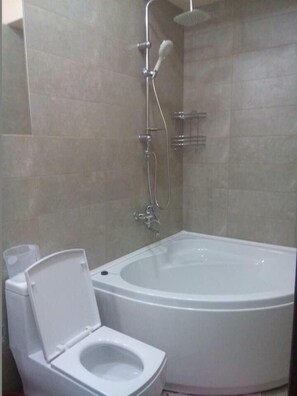 Apartment (8 Simon Kandelaki Str) | Badezimmer | Duschwanne, kostenlose Toilettenartikel, Haartrockner, Handtücher