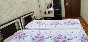 Lägenhet (8 Simon Kandelaki Str) | Skrivbord, strykjärn/strykbräda, gratis wi-fi och sängkläder