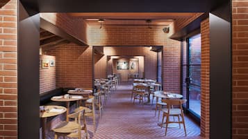 Desayuno buffet diario (EUR 25 por persona)